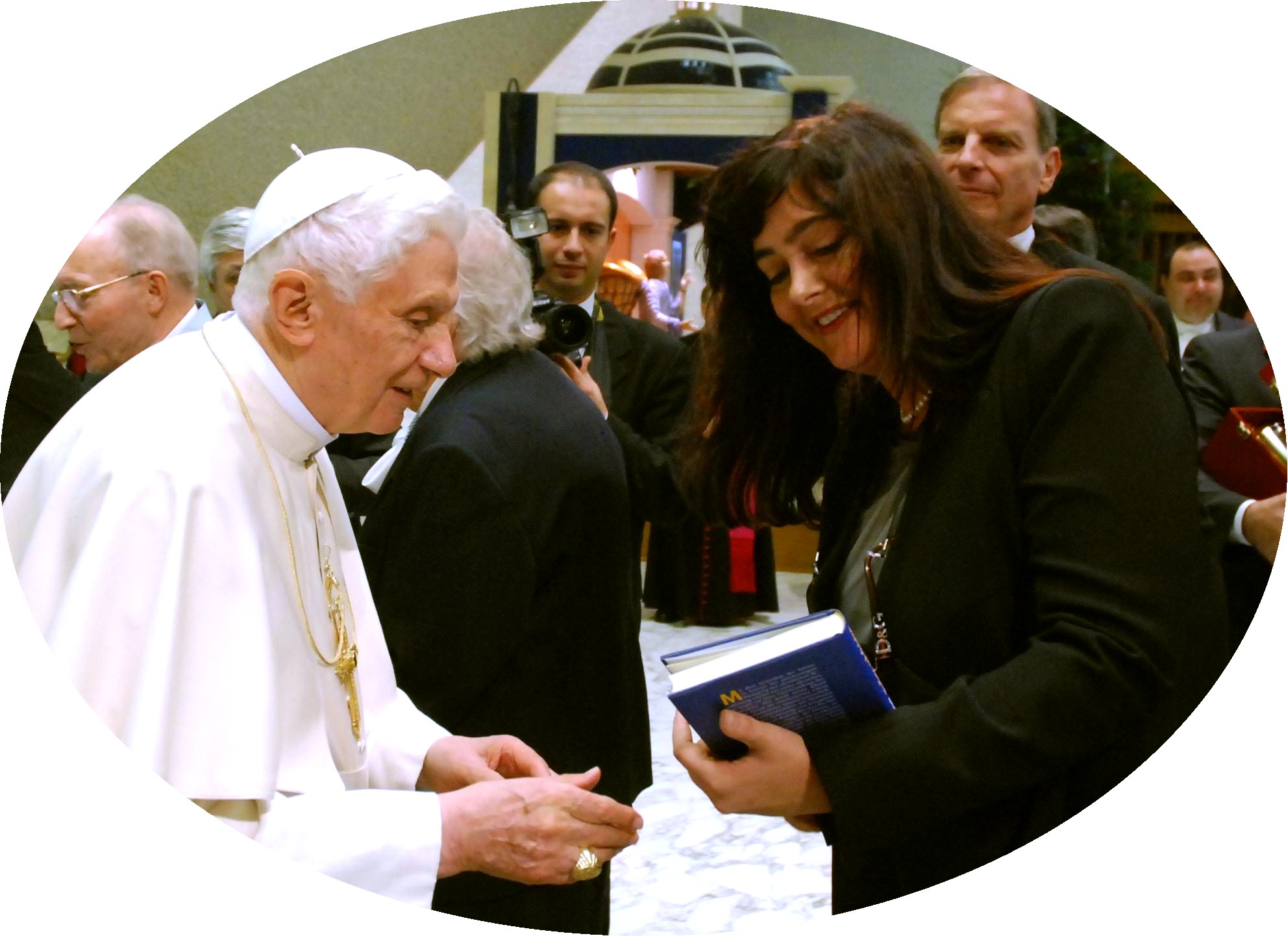 Michaela Koller überreicht dem Papst ihr Buch