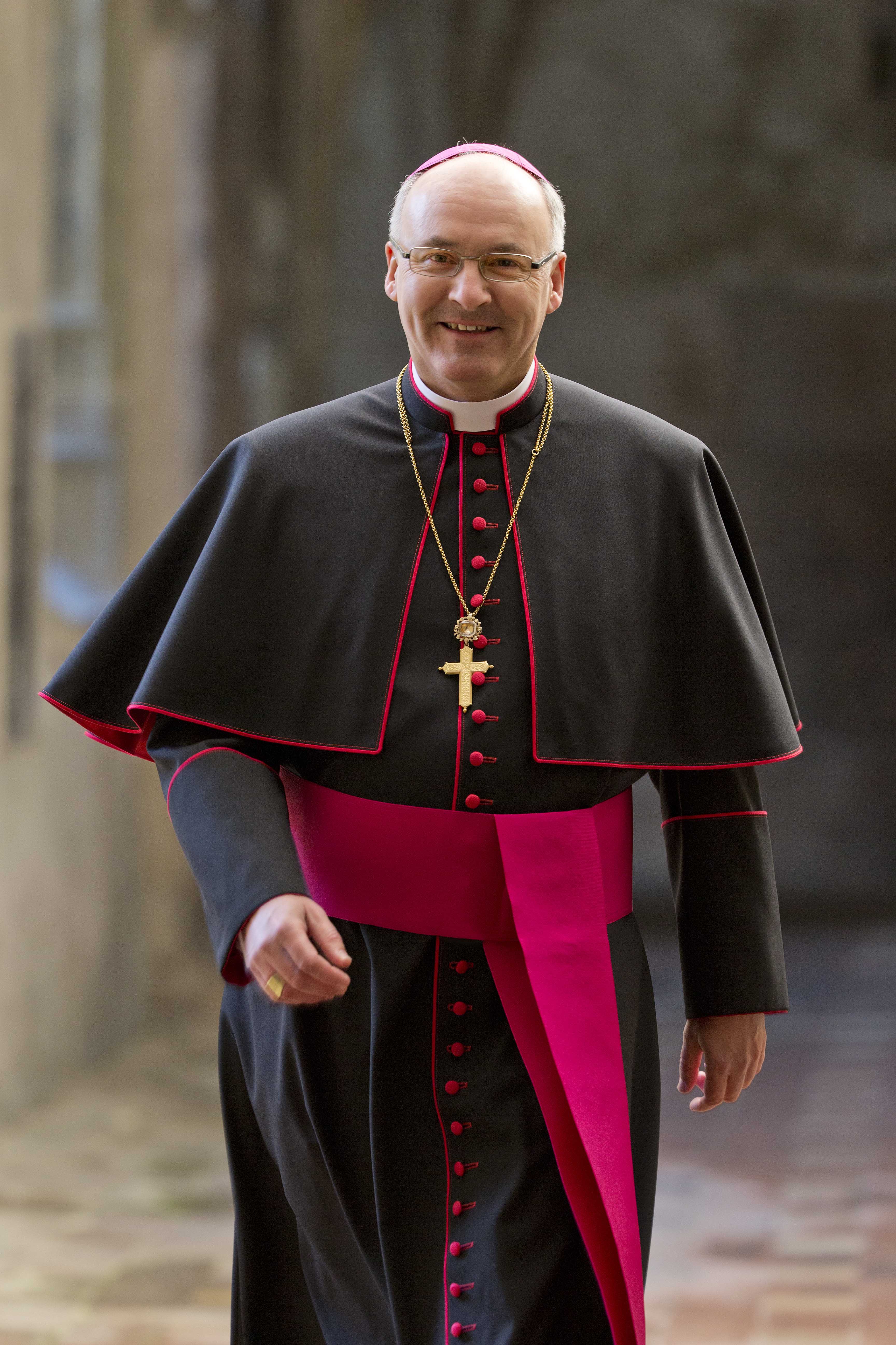 Bischof Rudolf Voderholzer gehend