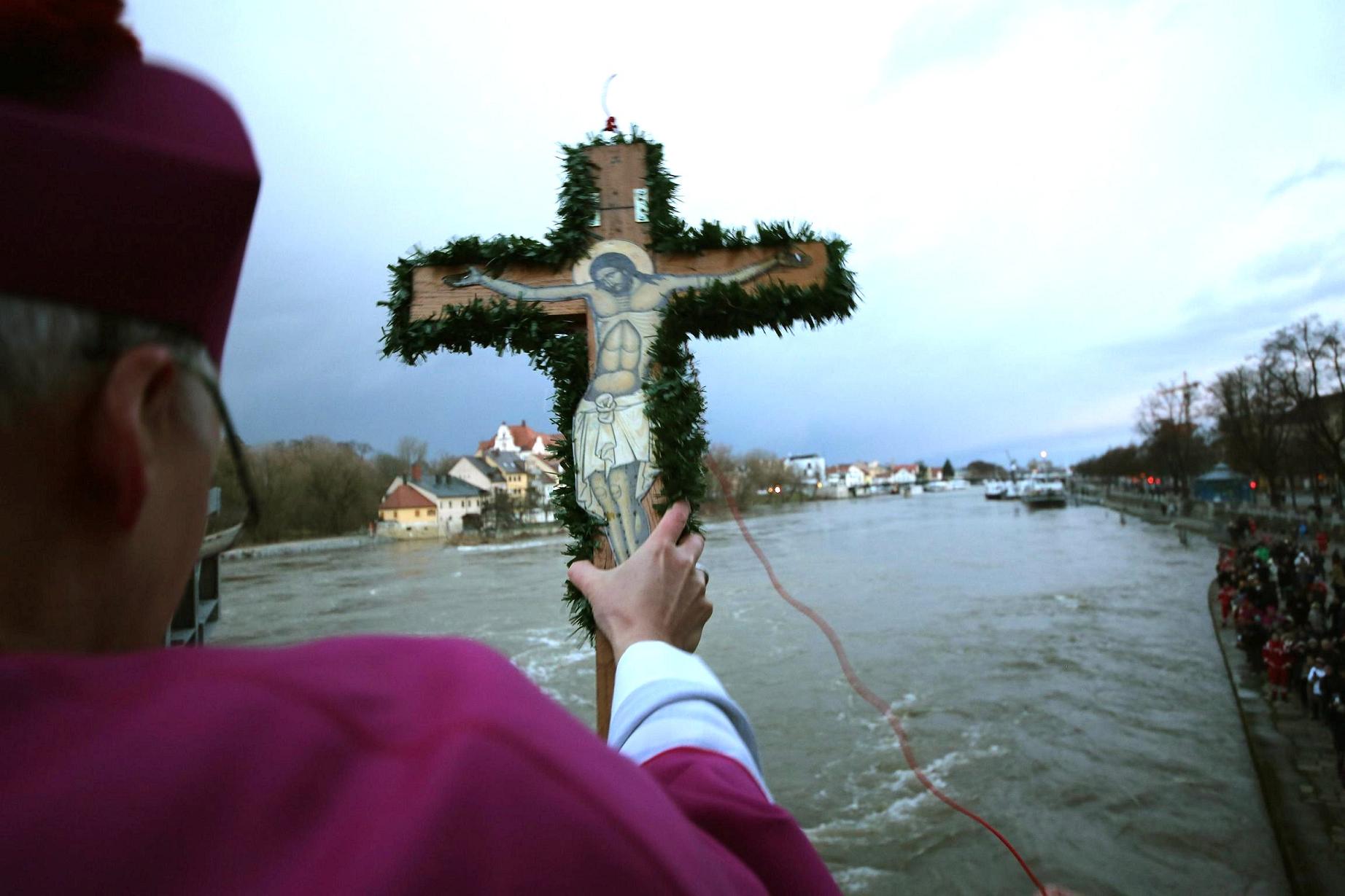 Donausegnung Bischof Voderholzer Kreuz
